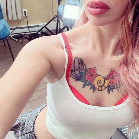 La rebelle tatouée Lili Cocksinhell taquine puis se déshabille entièrement pour son professeur en chaleur - 20