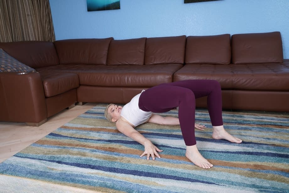 Bobbi Shay separa sus jugosas nalgas y se mete los dedos en su coño empapado y chorreante - 1