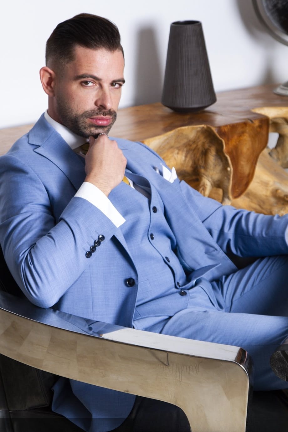 Alex Mecum, musculoso forzudo en traje, embiste con fuerza a Andre Bugatti - 1