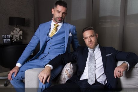 Alex Mecum, musculoso forzudo en traje, embiste con fuerza a Andre Bugatti - 3