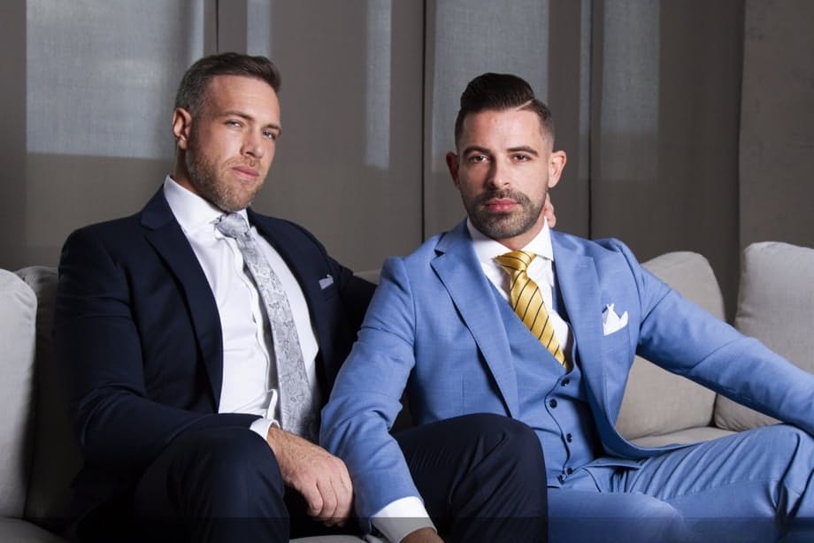 Alex Mecum, musculoso forzudo en traje, embiste con fuerza a Andre Bugatti - 4