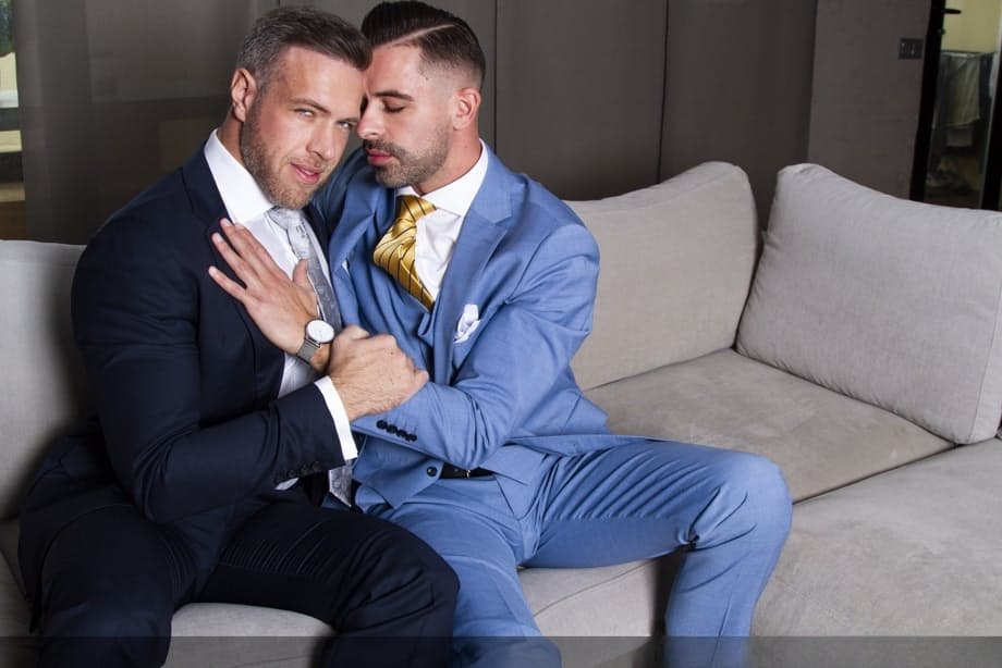 Alex Mecum, musculoso forzudo en traje, embiste con fuerza a Andre Bugatti - 5