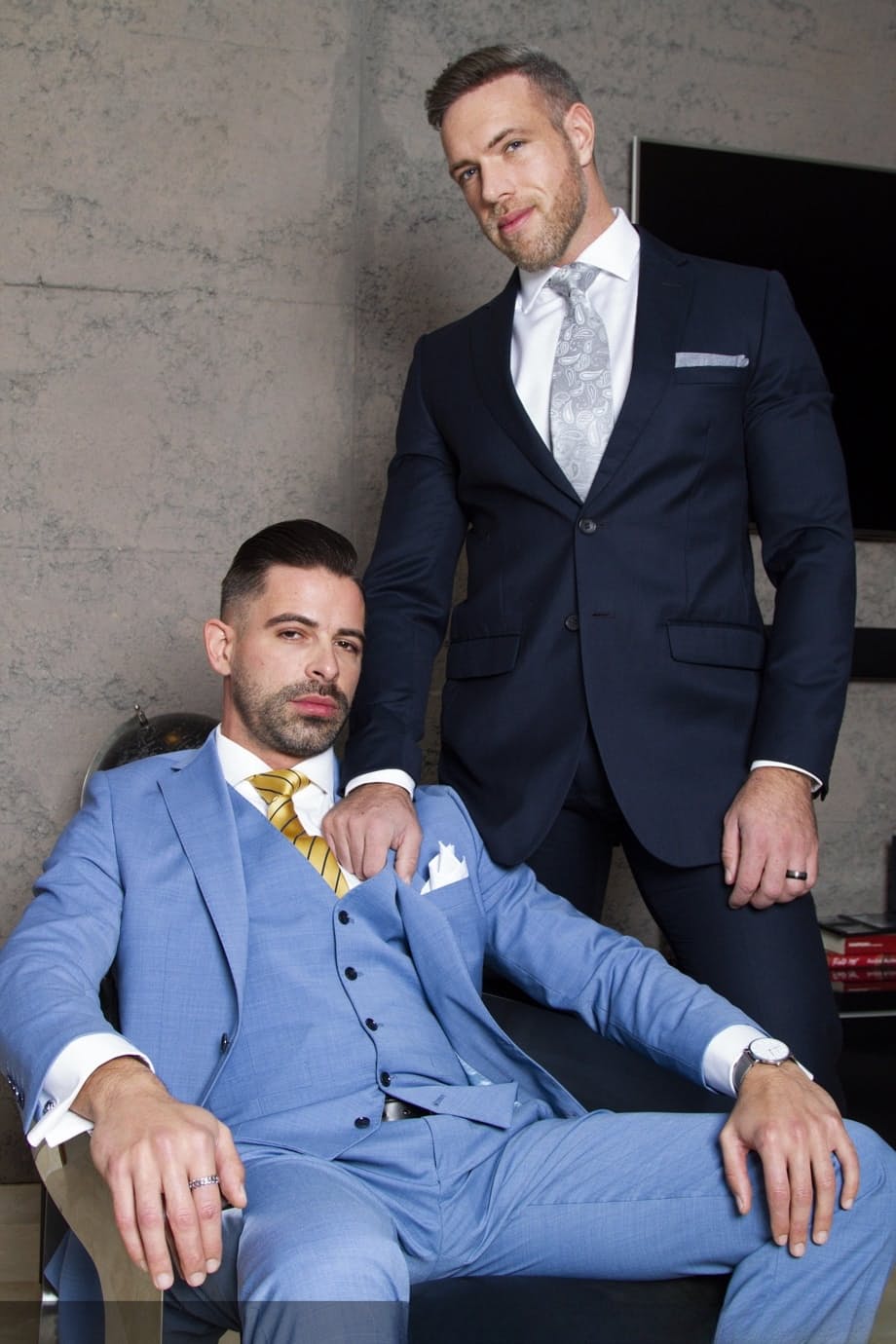 Alex Mecum, musculoso forzudo en traje, embiste con fuerza a Andre Bugatti - 6