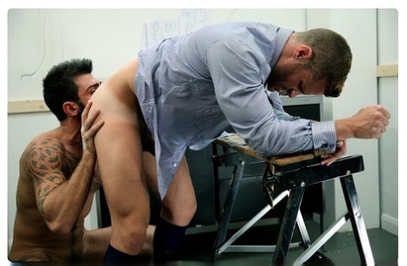 Landon Conrad pénètre violemment à cru son collègue musclé lors d'un rendezvous scandaleux sur le lieu de travail - 10