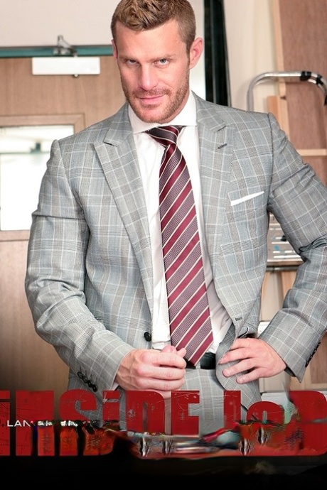 Scène de baise brute et sans fioritures pendant laquelle on arrache le costume du businessman musclé Landon Conrad - 9