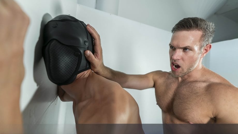 Alex Mecum se folla crudo a culos musculosos en una orgía anal enmascarada sin protección - 11