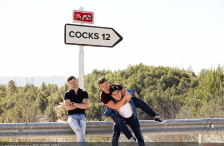 Andy Star flexiona sus músculos esculpidos antes de embestir el ansioso agujero de su jock al aire libre - 2