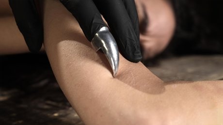 Linda Baier attachée nue et masturbée violemment dans un sombre donjon - 10
