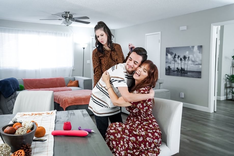 Nikki Zee seduce la selvaggia Syren De Mer in un bagnato threesome - 12