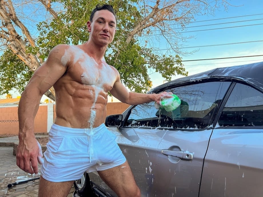 Cade Maddox soaks his shirtless bod with his soapy huge cock during a wet, seductive car-wash tease - 2
