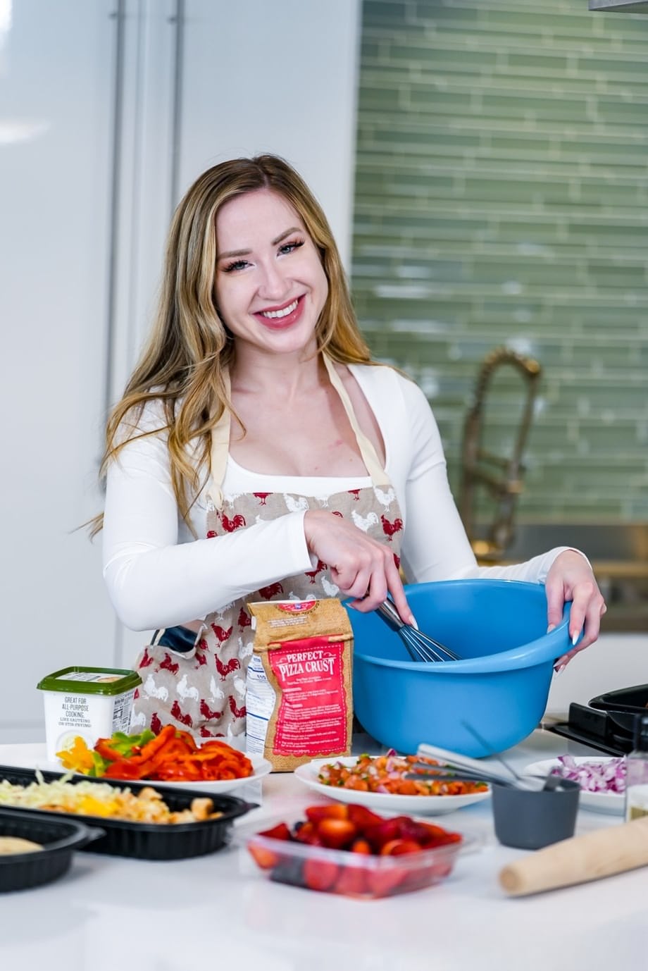 Alaina Taylor es profundamente penetrada, follada y le echan la leche en la cara en una ardiente sesión MILF en la cocina - 1