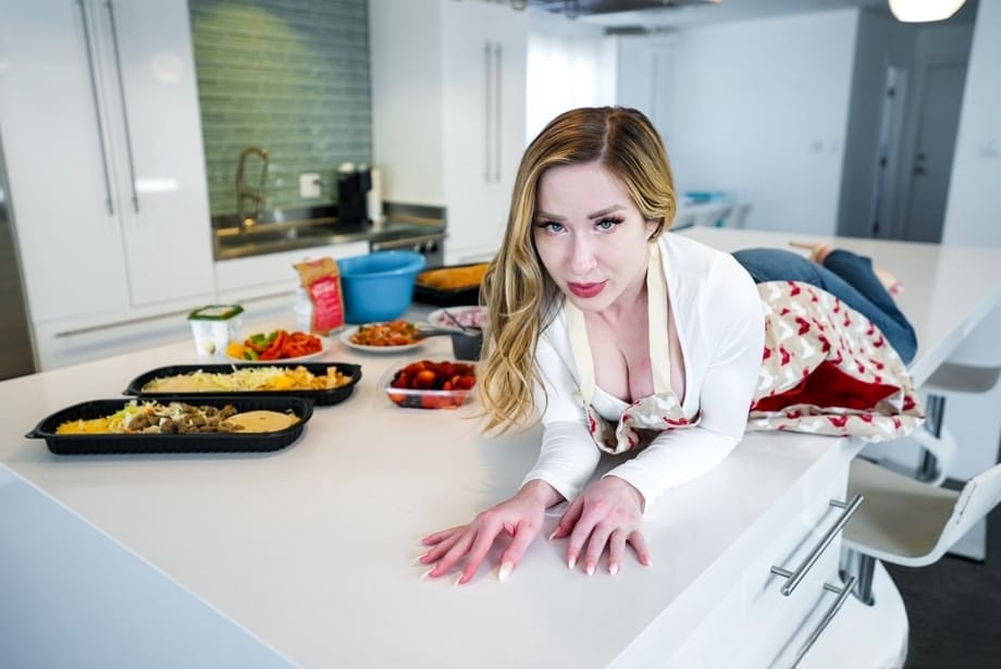 Alaina Taylor es profundamente penetrada, follada y le echan la leche en la cara en una ardiente sesión MILF en la cocina - 2