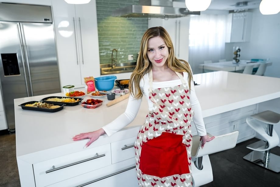 Alaina Taylor es profundamente penetrada, follada y le echan la leche en la cara en una ardiente sesión MILF en la cocina - 3