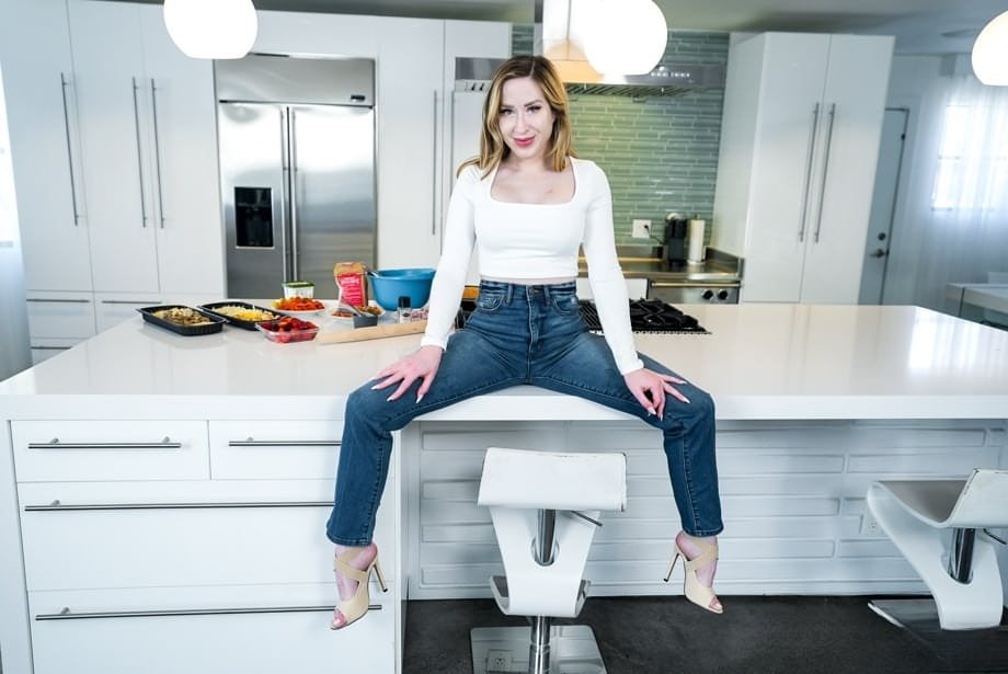 Alaina Taylor es profundamente penetrada, follada y le echan la leche en la cara en una ardiente sesión MILF en la cocina - 4