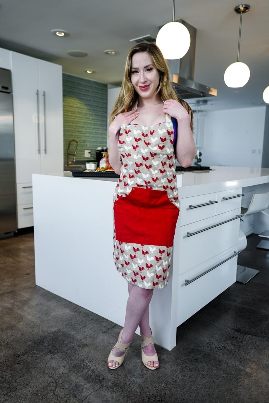 Alaina Taylor es profundamente penetrada, follada y le echan la leche en la cara en una ardiente sesión MILF en la cocina - 7