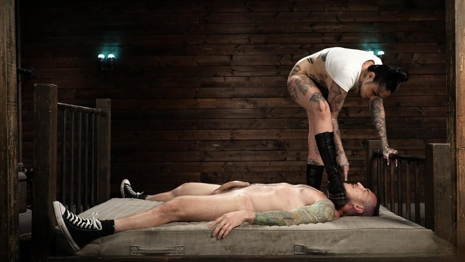 La ravissante Leigh Raven domine son soumis retenu avec une session sans pitié au strap-on - 17