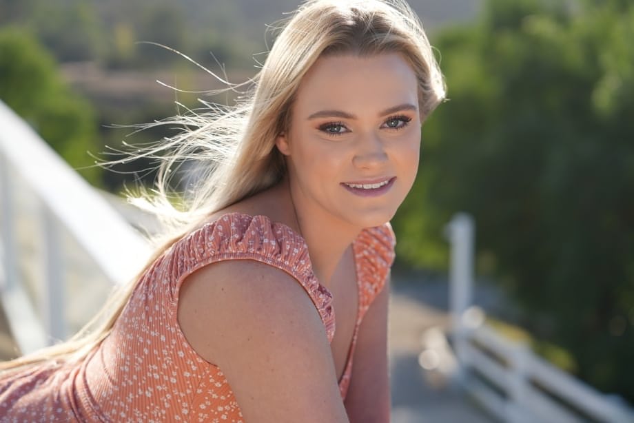 chloe rose exposes her naked curves in outdoor sunlight wearing nothing but a smile - 3