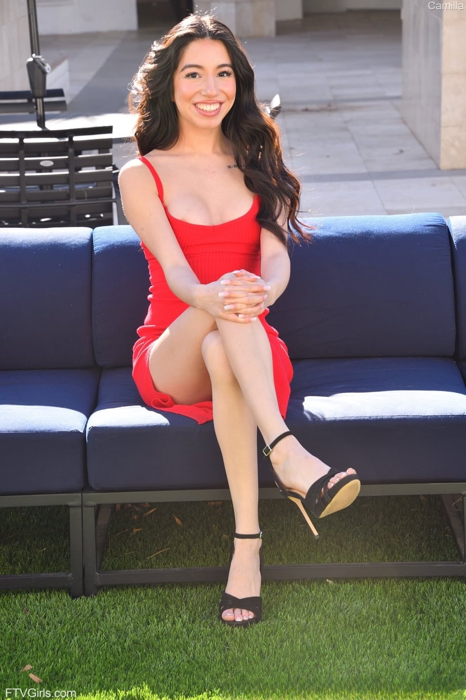 Camilla Expuesta en Vestido Pequeño y Tacones Amor Propio en Público - 20