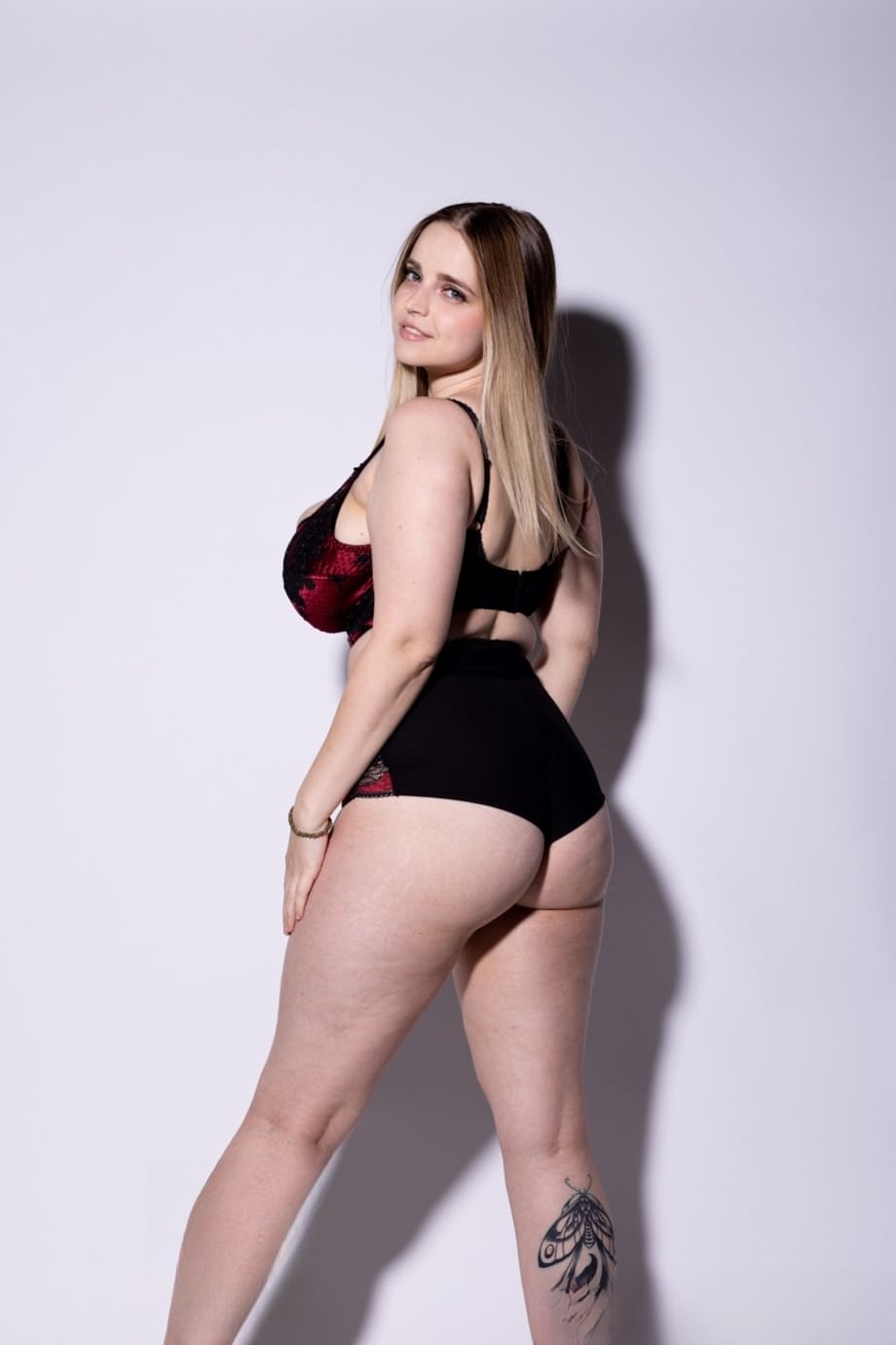 Codi Vore unleashes juicy curves in solo masturbation bliss - 4