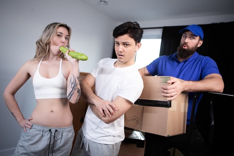 Enzo Muller joins bisexual bodybuilder for threesome cock sharing fun - 7