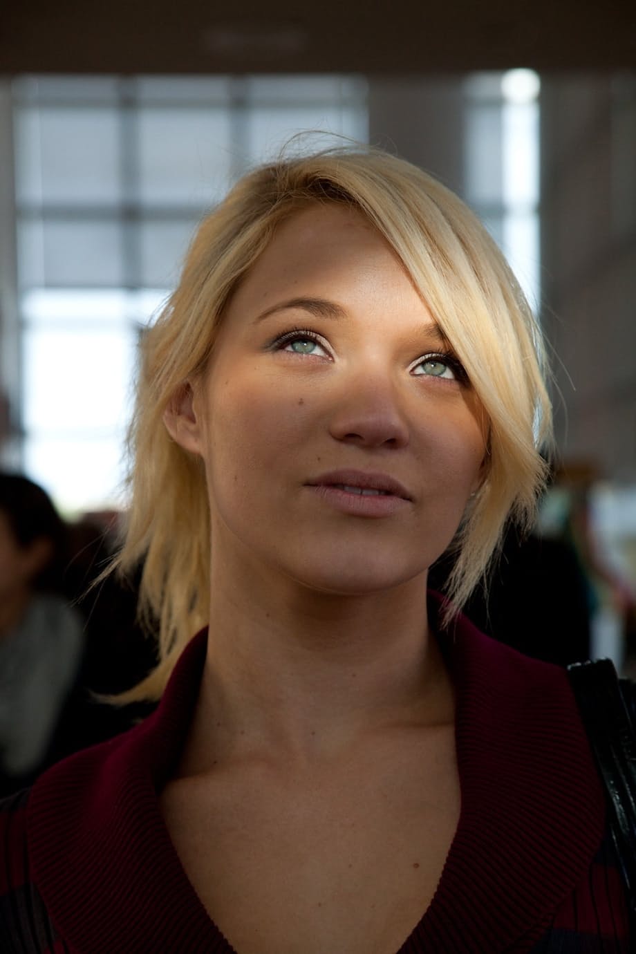 Teagan Summers dévoile hardiment ses seins fermes tout en provoquant avec une exhibition suggestive dans une place bondée - 1