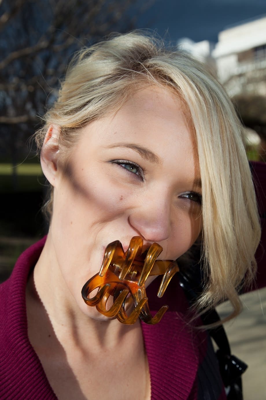 Teagan Summers dévoile hardiment ses seins fermes tout en provoquant avec une exhibition suggestive dans une place bondée - 5