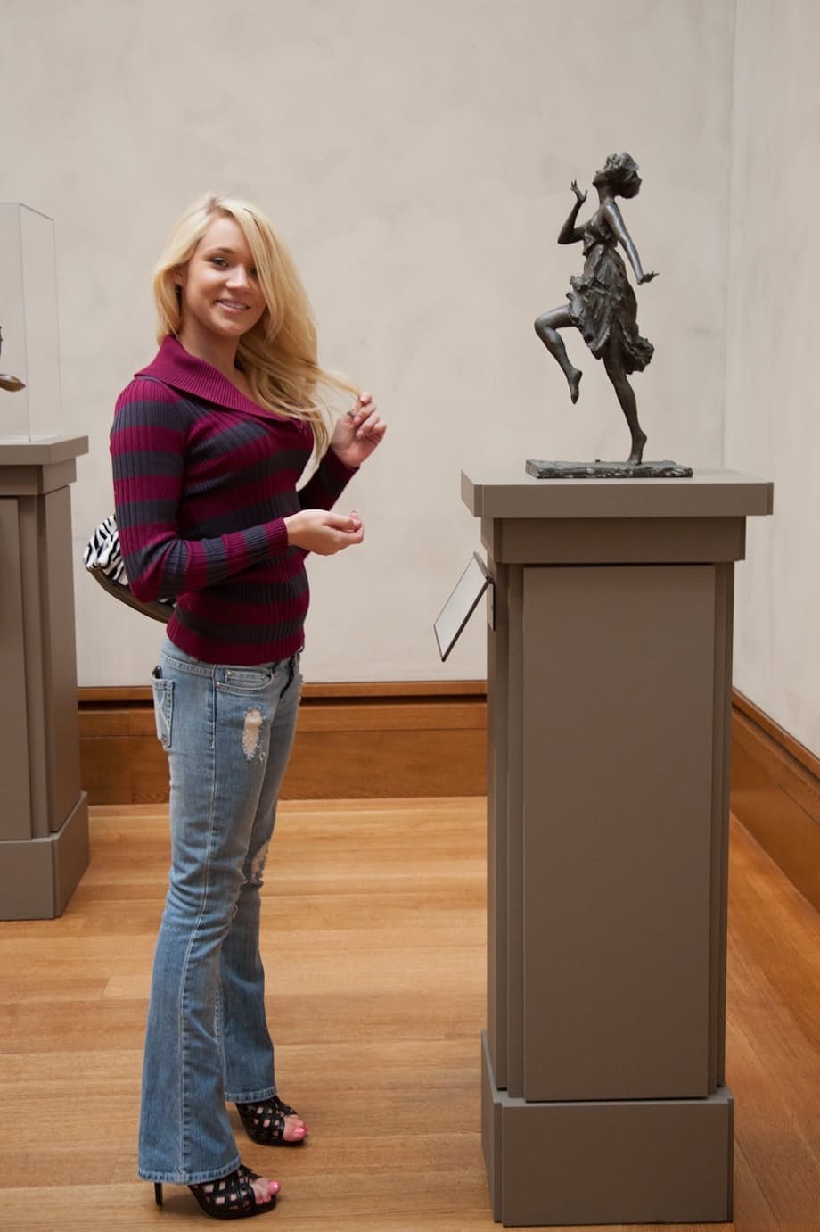 Teagan Summers dévoile hardiment ses seins fermes tout en provoquant avec une exhibition suggestive dans une place bondée - 9