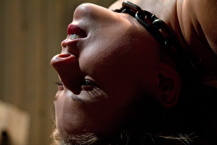 Tati Russo gémit impuissamment alors qu'un vibromasseur tourmente son corps entravé en bondage strict - 2