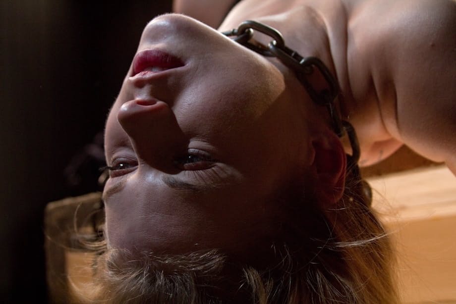 Tati Russo gémit impuissamment alors qu'un vibromasseur tourmente son corps entravé en bondage strict - 4