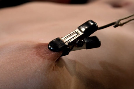 Tati Russo gémit impuissamment alors qu'un vibromasseur tourmente son corps entravé en bondage strict - 13