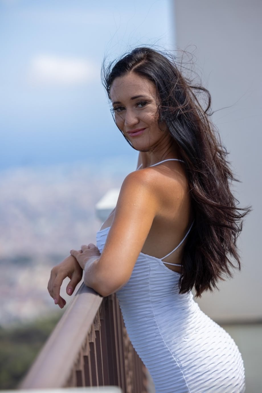 Lana Roy dévoile ses seins bronzés et écarte grand son cul - 2