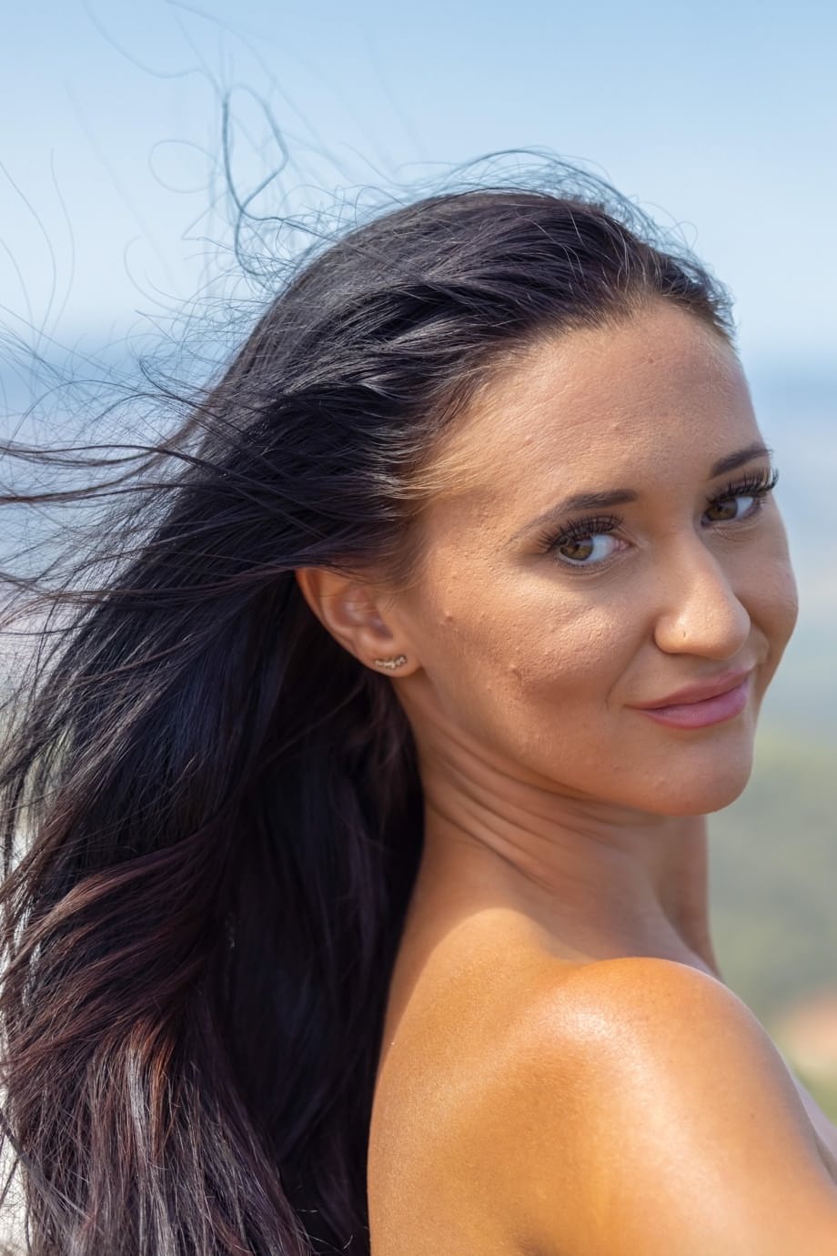 Lana Roy dévoile ses seins bronzés et écarte grand son cul - 14