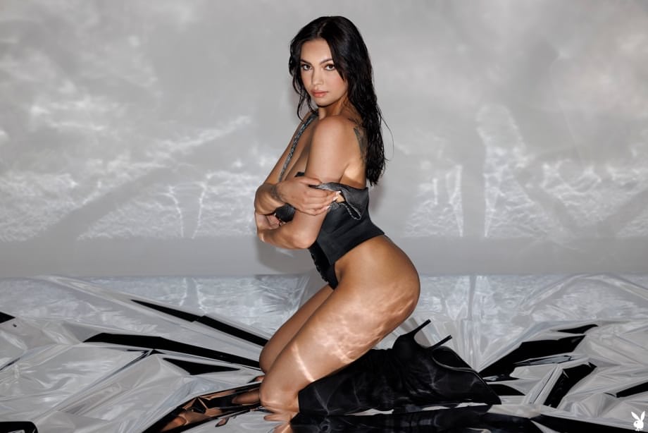 Emily Kaye si spoglia nuda lasciando solo gli stivali sul suo corpo divino - 4