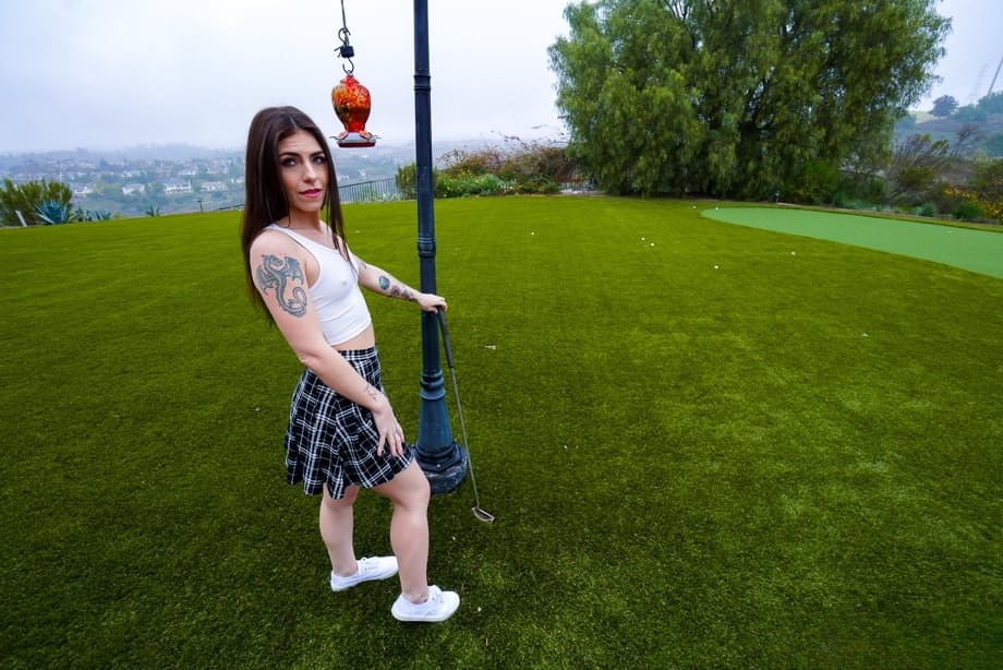 Petite Rhea savoure les profondes et passionnées pénétrations de la grosse queue de Papa - 1
