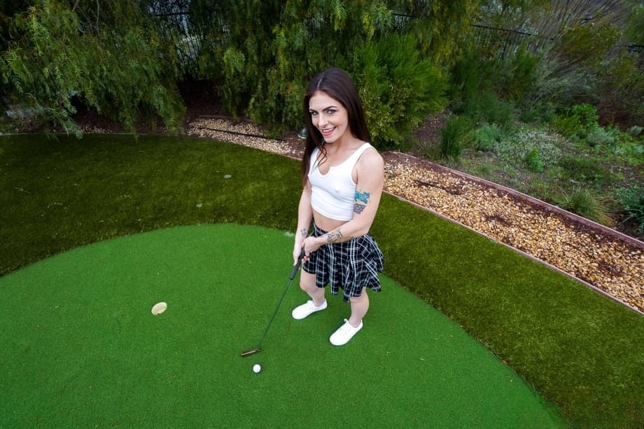 Petite Rhea savoure les profondes et passionnées pénétrations de la grosse queue de Papa - 2