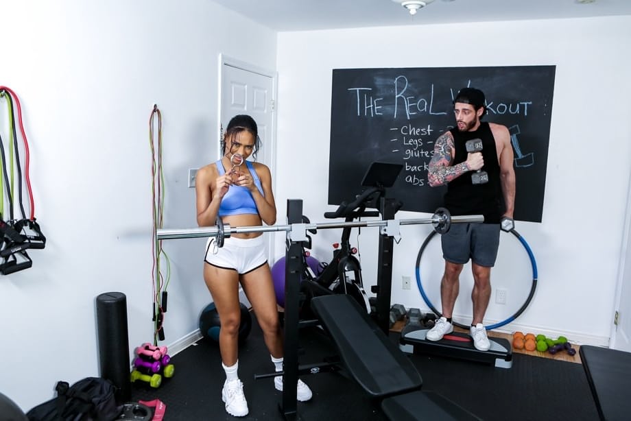 Billy Boston embiste a la morena teen Rose Rush, tetona y curvilínea, dentro de un gimnasio sudoroso - 12