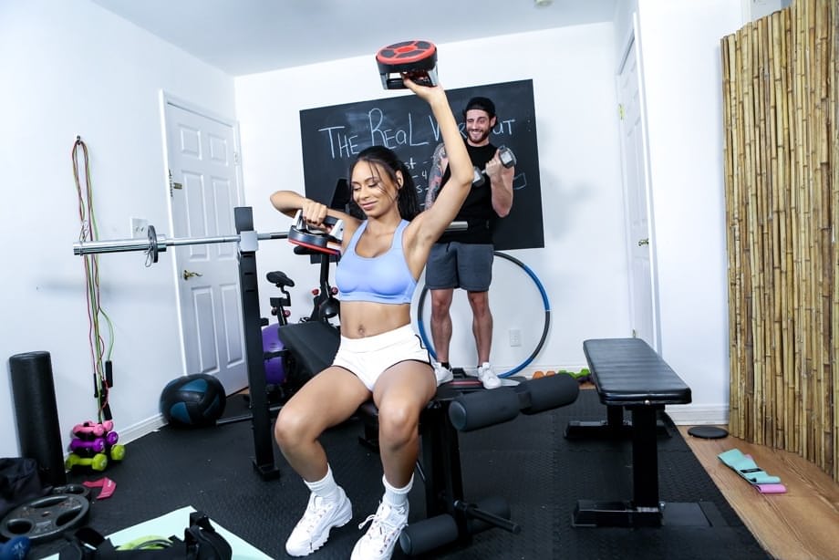 Billy Boston embiste a la morena teen Rose Rush, tetona y curvilínea, dentro de un gimnasio sudoroso - 13