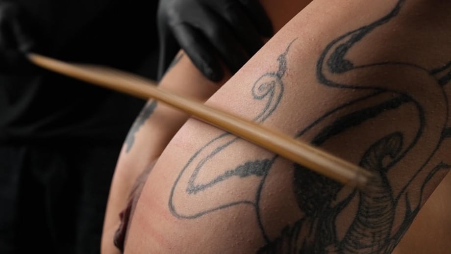 Luna Lovely si contorce impotente mentre il suo padrone le devasta la figa tatuata con un giocattolo spietato finché lei esplode in un orgasmo - 10