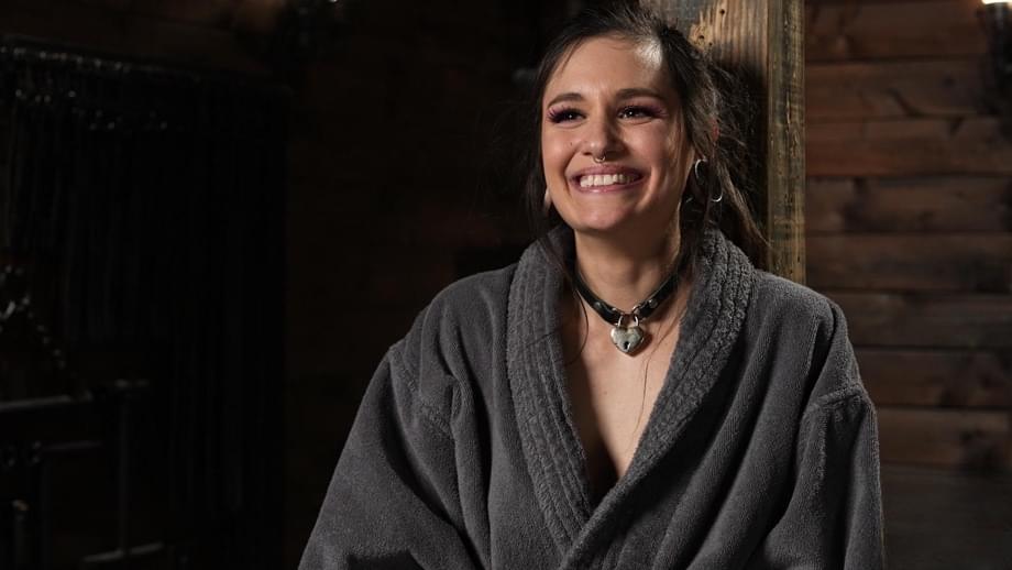 Luna Lovely si contorce impotente mentre il suo padrone le devasta la figa tatuata con un giocattolo spietato finché lei esplode in un orgasmo - 18