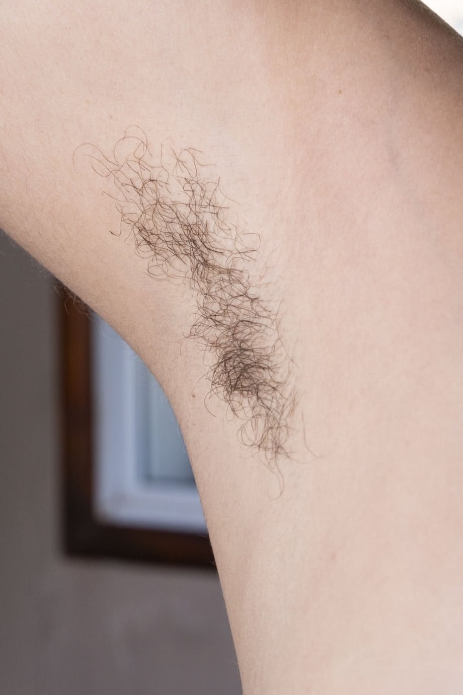 Tiffany si sfila sensualmente i vestiti per scoprire il pelo vaginale - 5