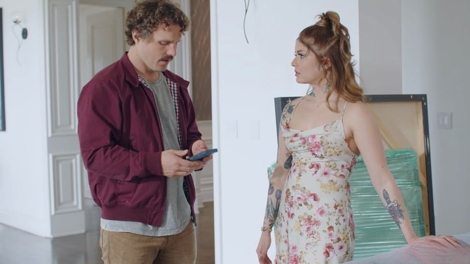 Vanessa Vega, salope sauvage tatouée, se fait baiser la bouche et la chatte sur le canapé - 2
