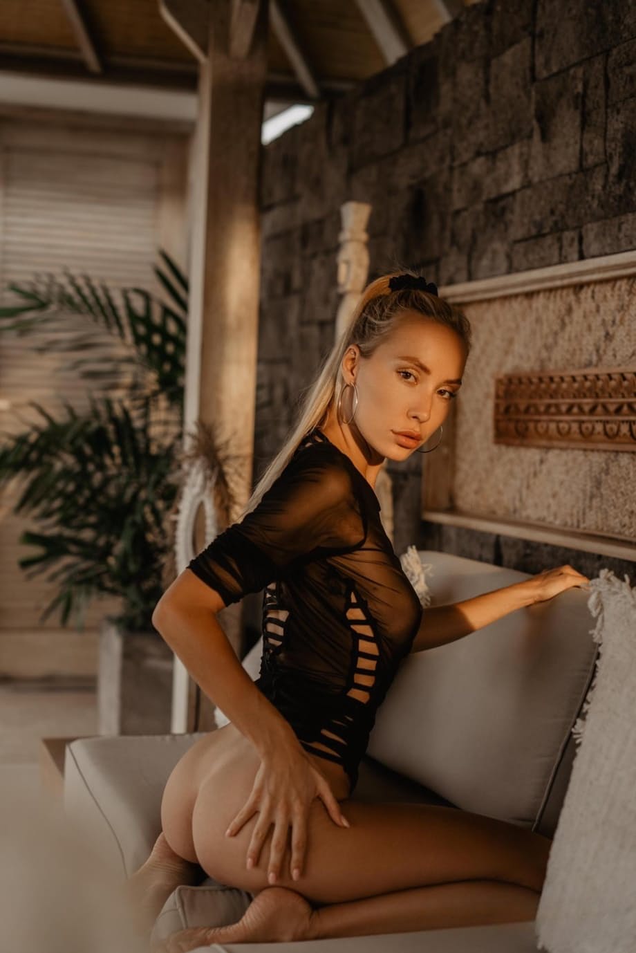 Guarda la bollente e magra Debra mostrare le tette sode e il culo perfetto - 5