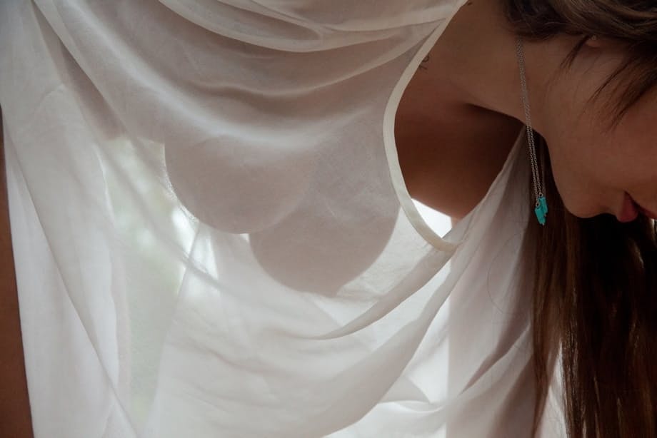 Adolescente blonde Marina Visconti taquinant avec ses seins massifs sur une véranda ensoleillée - 4