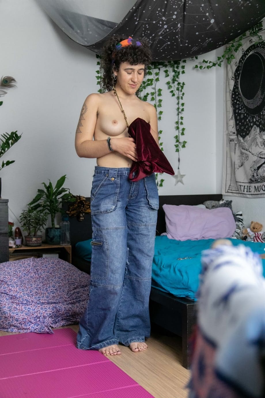 Sophia B se déshabille sensuellement en taquinant ses gros seins et son cul rebondi pour toi - 18