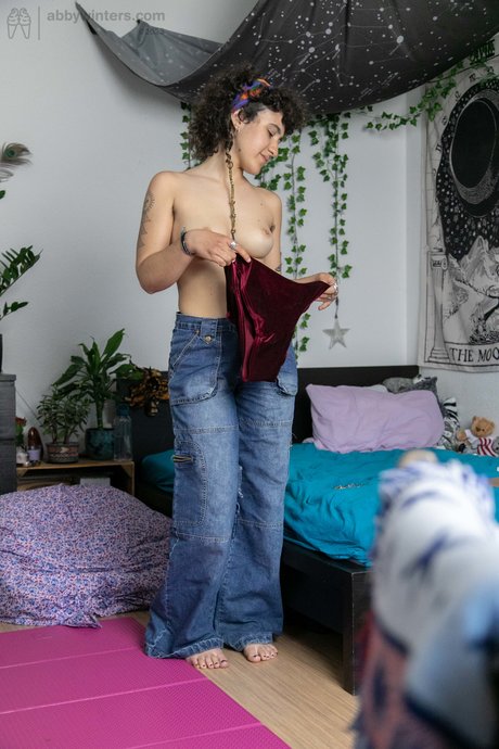 Sophia B se déshabille sensuellement en taquinant ses gros seins et son cul rebondi pour toi - 19
