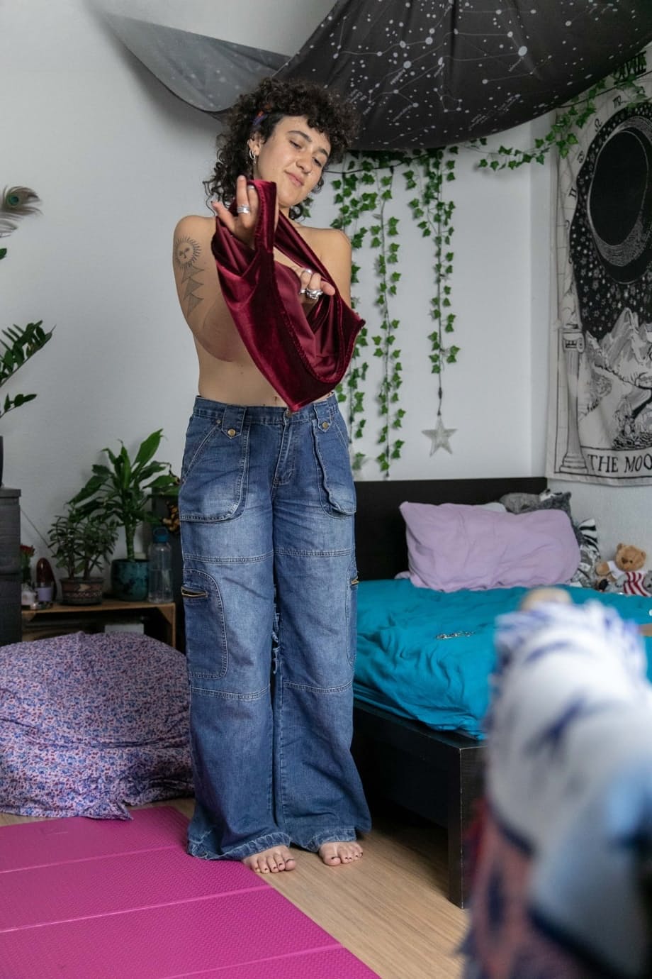 Sophia B se déshabille sensuellement en taquinant ses gros seins et son cul rebondi pour toi - 20