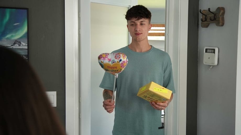 Ethan Seeks affonda il suo grosso cazzo tra le cosce sode della MILF Kiki Klout, ricoprendole il culo tremolante di fiotti di sperma caldo - 8