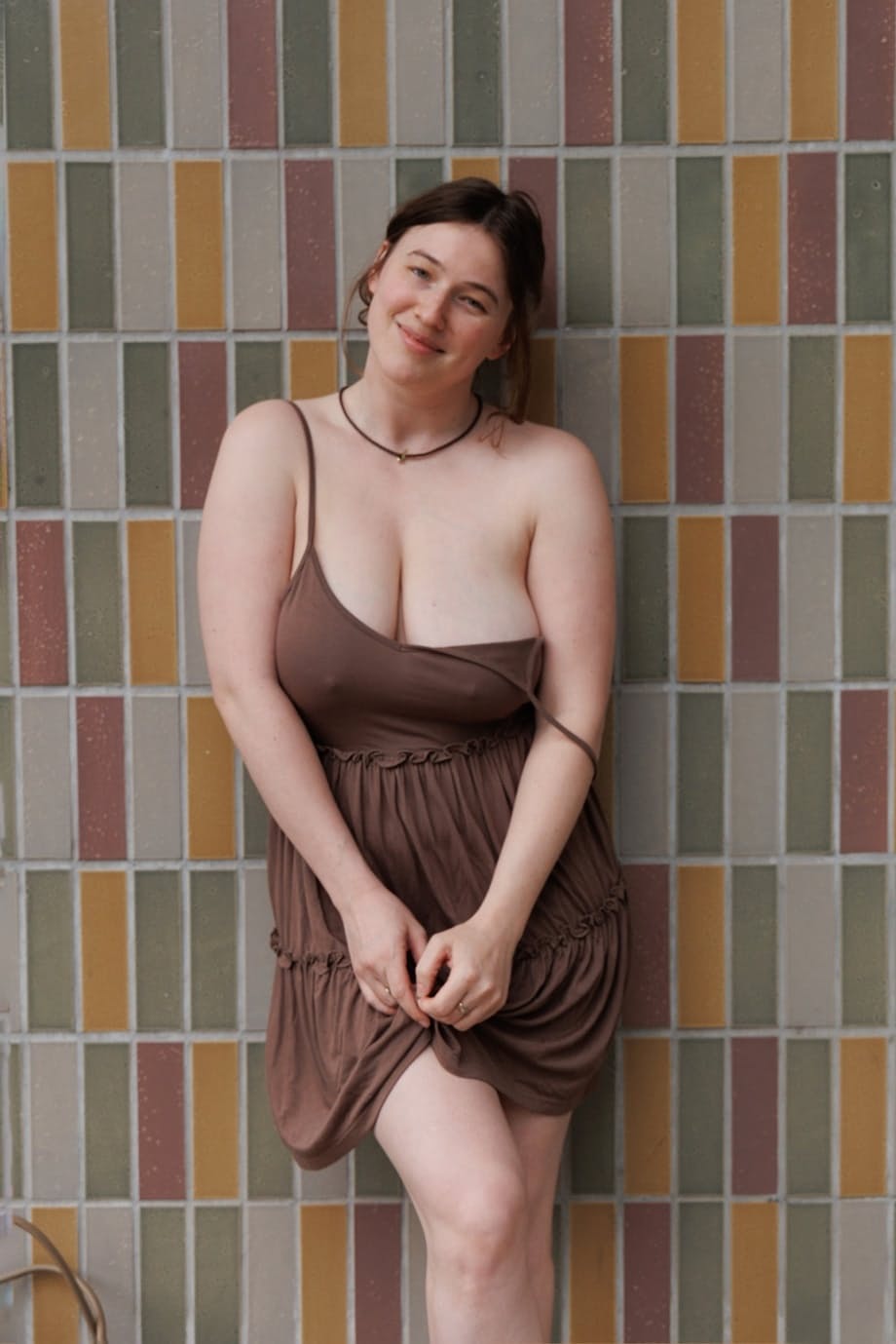 Austin si spoglia all'aperto mostrando enormi tette nude e il culo, provocando - 5