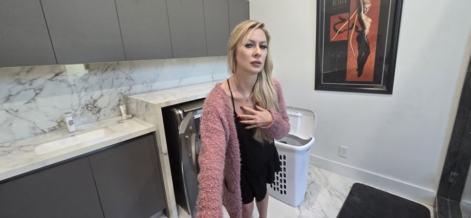 Milf tetona Sydney Paige ofreciendo su jugoso culo a un afortunado hijastro en un caliente POV - 1