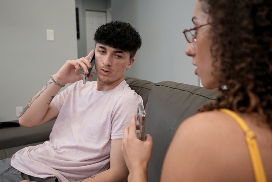 Ethan martella la formosa adolescentina Kira Perez mentre lei cavalca avidamente il suo cazzo spesso - 1